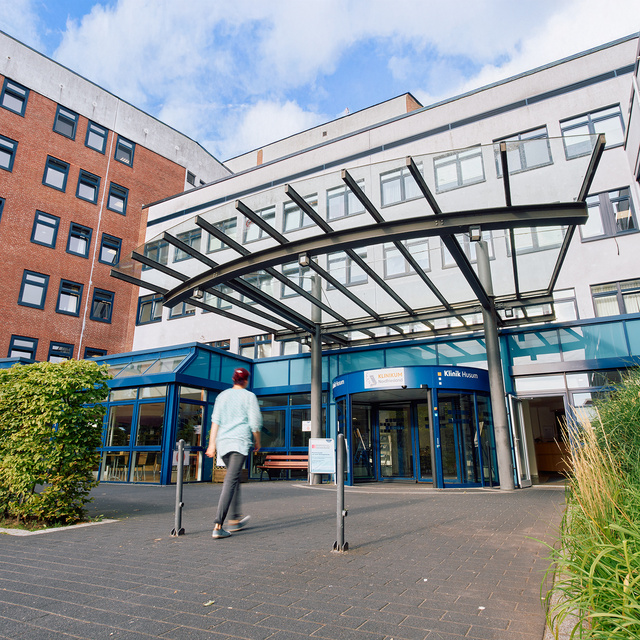 Außenansicht des Klinikgebäudes