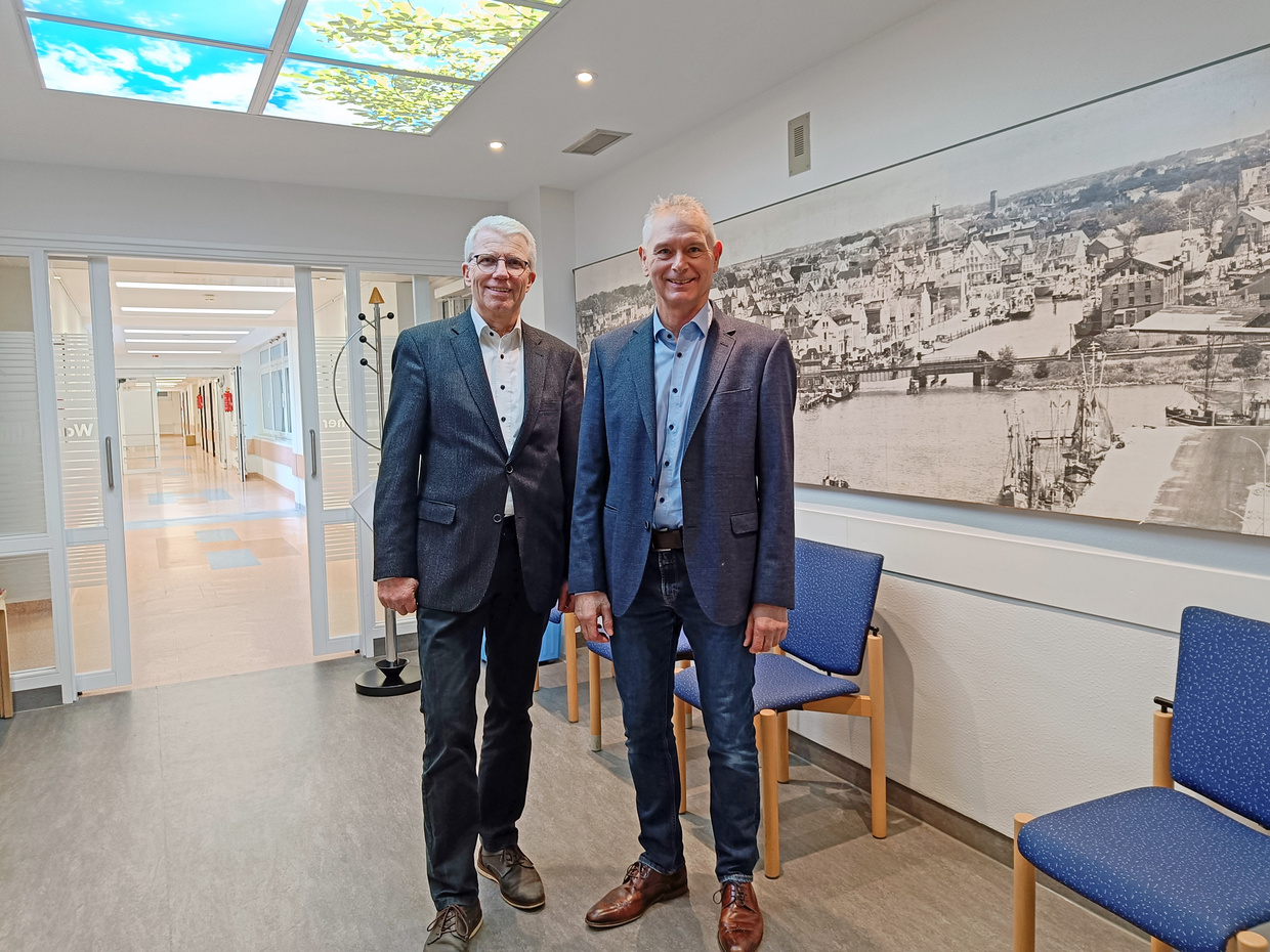 Mitarbeiter der Klinik Husum im hellen Wartebereich