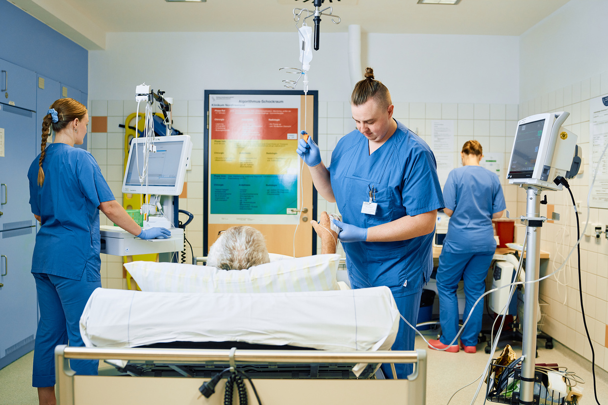 Team der Notaufnahme bei der Versorgung eines Patienten