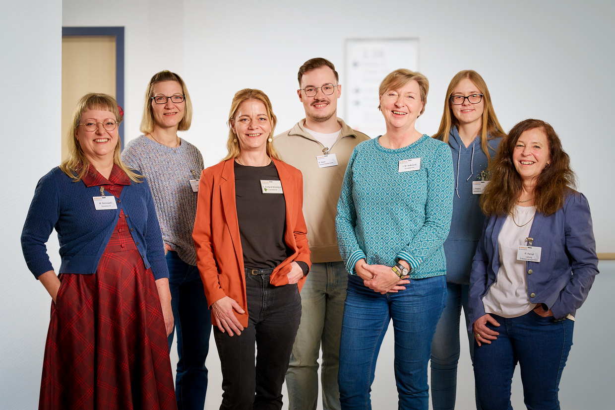 Das Team der Klinik Husum lächelt in die Kamera