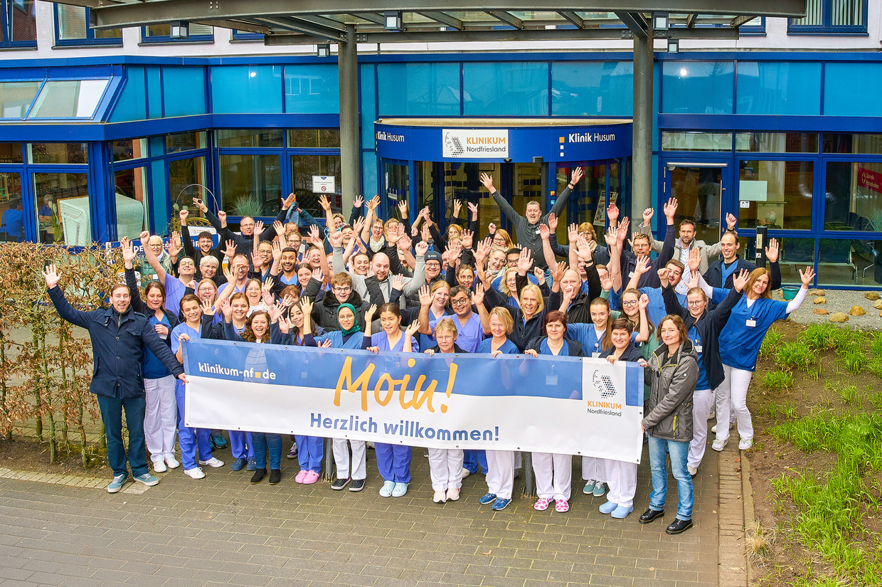 Das Team der Klinik Husum vor dem Haupteingang