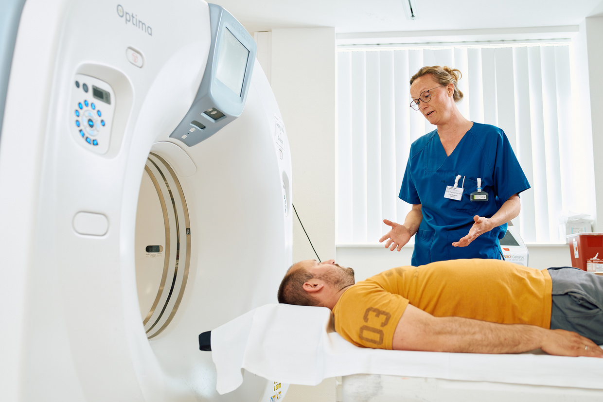 Vorbereitung eines Patienten für eine MRT-Untersuchung