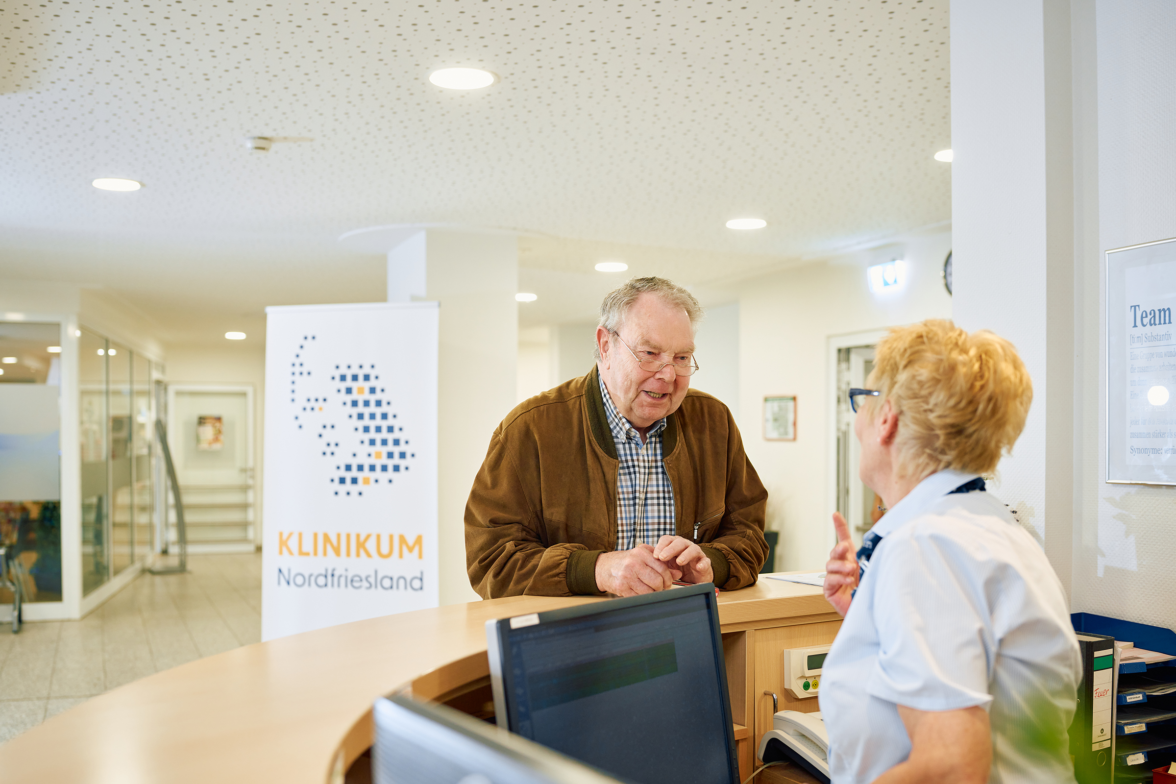 Helle Empfangshalle der Klinik Husum